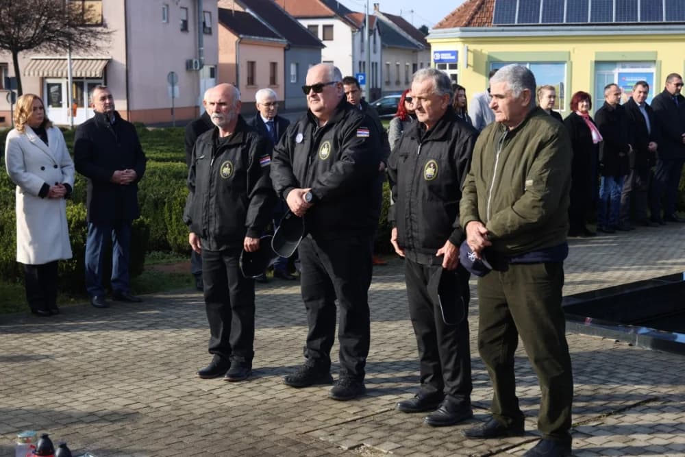 (FOTO) OBILJEŽAVANJE DANA NOVE GRADIŠKE: Položeni vijenci i zapaljene svijeće kod spomen obilježja na Trgu dr. Franje Tuđmana