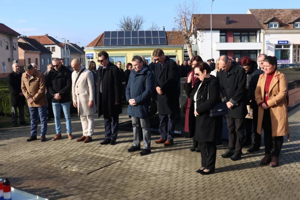 (FOTO) OBILJEŽAVANJE DANA NOVE GRADIŠKE: Položeni vijenci i zapaljene svijeće kod spomen obilježja na Trgu dr. Franje Tuđmana