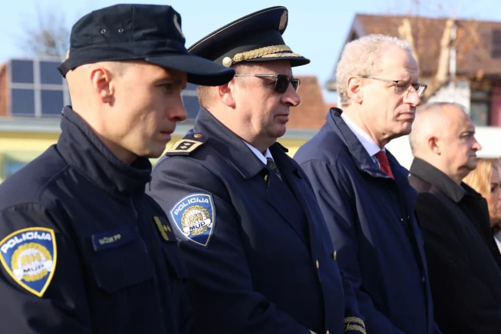 (FOTO) OBILJEŽAVANJE DANA NOVE GRADIŠKE: Položeni vijenci i zapaljene svijeće kod spomen obilježja na Trgu dr. Franje Tuđmana