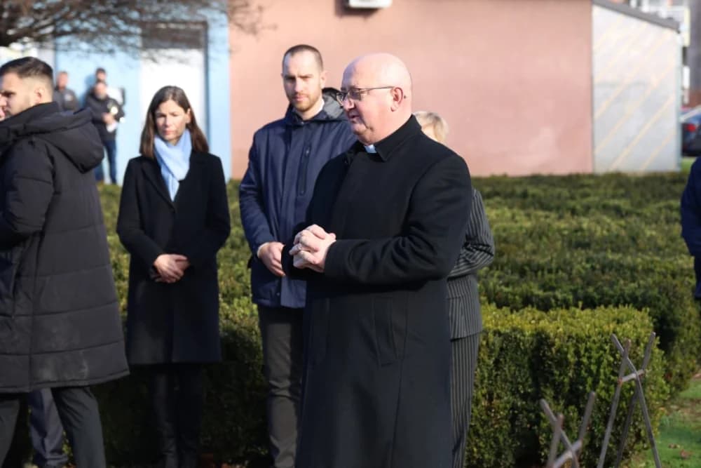 (FOTO) OBILJEŽAVANJE DANA NOVE GRADIŠKE: Položeni vijenci i zapaljene svijeće kod spomen obilježja na Trgu dr. Franje Tuđmana