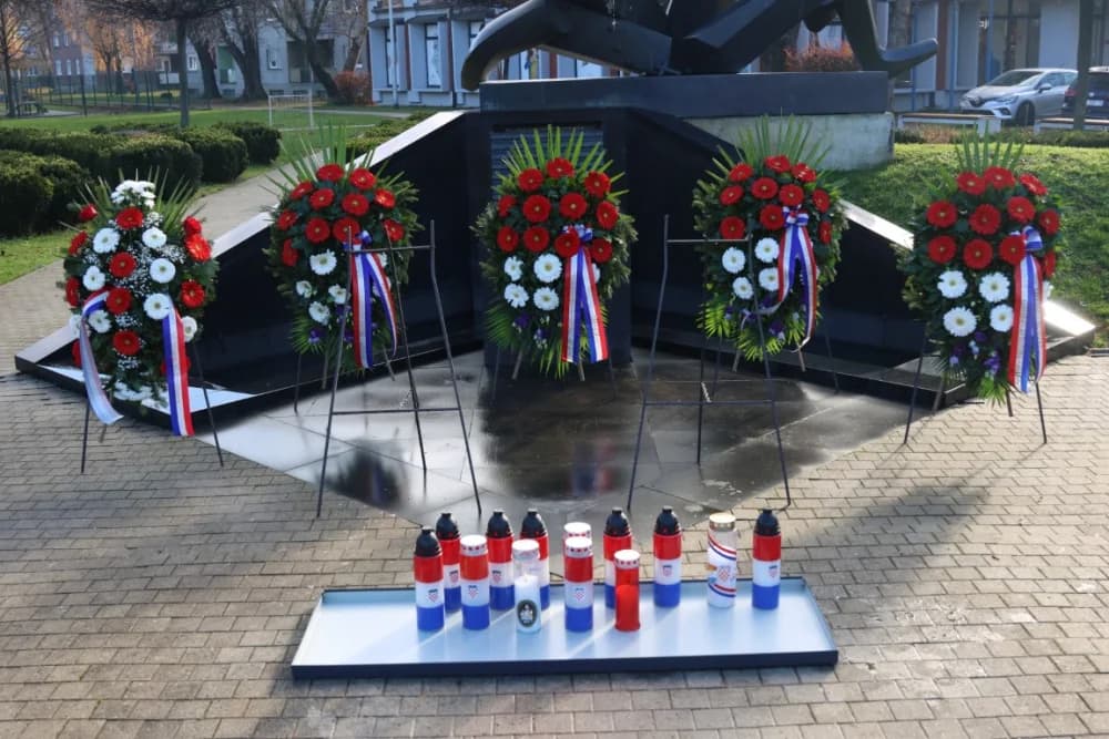 (FOTO) OBILJEŽAVANJE DANA NOVE GRADIŠKE: Položeni vijenci i zapaljene svijeće kod spomen obilježja na Trgu dr. Franje Tuđmana