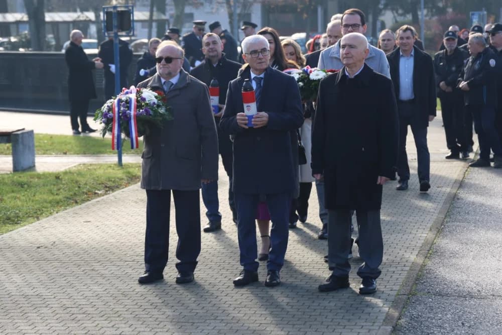 (FOTO) OBILJEŽAVANJE DANA NOVE GRADIŠKE: Položeni vijenci i zapaljene svijeće kod spomen obilježja na Trgu dr. Franje Tuđmana