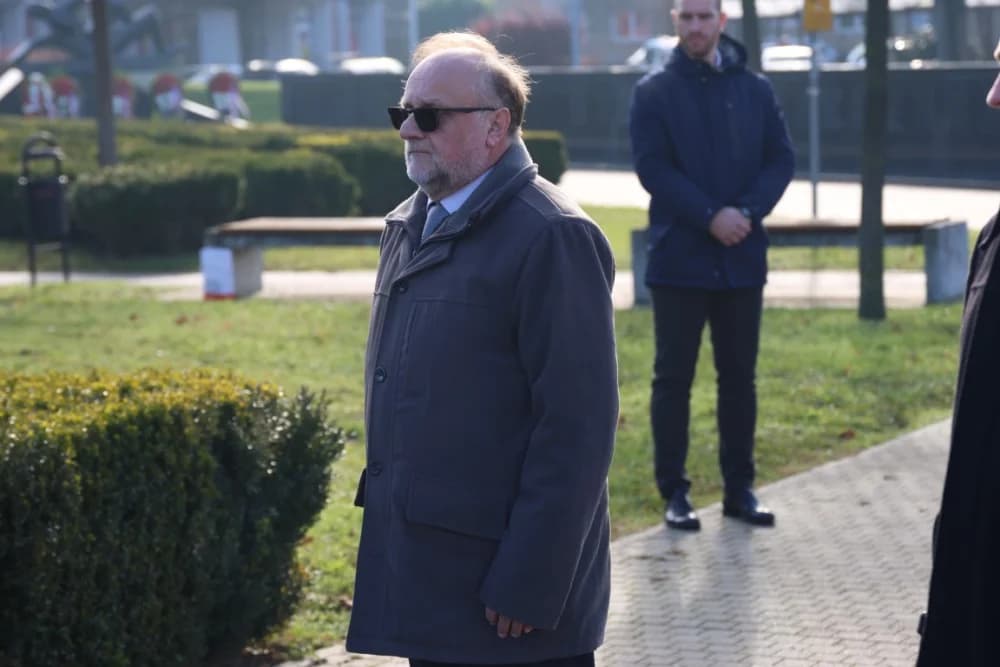 (FOTO) OBILJEŽAVANJE DANA NOVE GRADIŠKE: Položeni vijenci i zapaljene svijeće kod spomen obilježja na Trgu dr. Franje Tuđmana