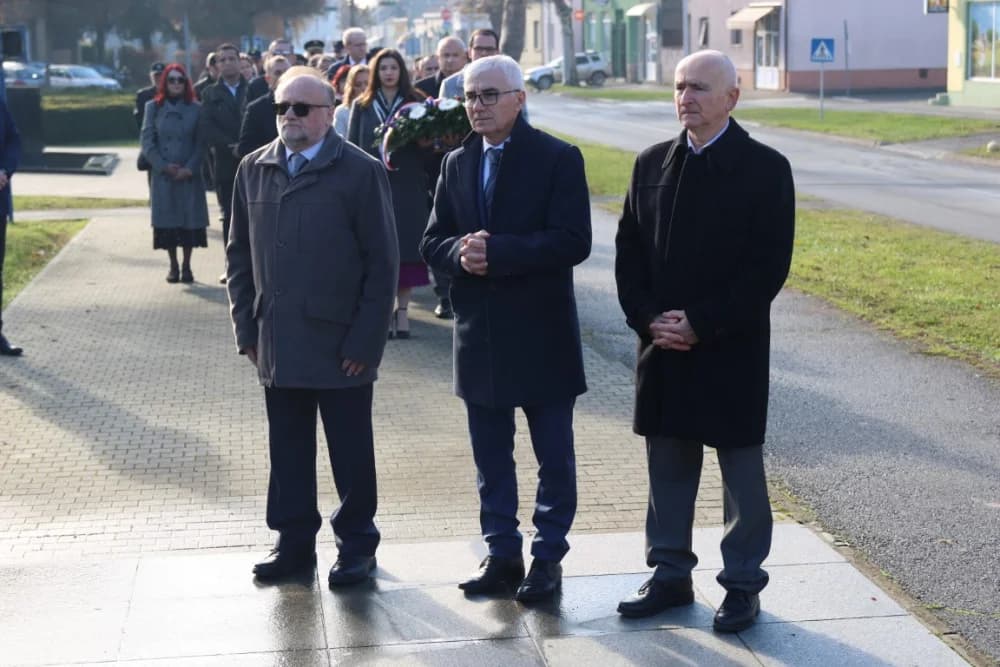 (FOTO) OBILJEŽAVANJE DANA NOVE GRADIŠKE: Položeni vijenci i zapaljene svijeće kod spomen obilježja na Trgu dr. Franje Tuđmana
