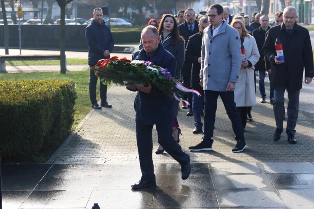 (FOTO) OBILJEŽAVANJE DANA NOVE GRADIŠKE: Položeni vijenci i zapaljene svijeće kod spomen obilježja na Trgu dr. Franje Tuđmana