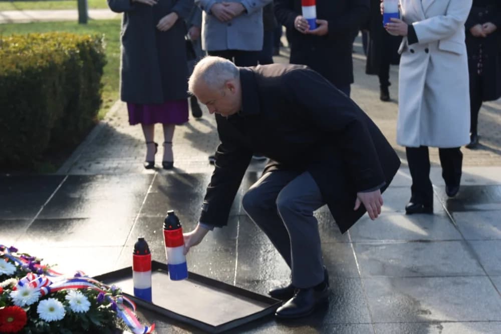 (FOTO) OBILJEŽAVANJE DANA NOVE GRADIŠKE: Položeni vijenci i zapaljene svijeće kod spomen obilježja na Trgu dr. Franje Tuđmana