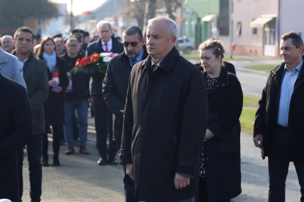 (FOTO) OBILJEŽAVANJE DANA NOVE GRADIŠKE: Položeni vijenci i zapaljene svijeće kod spomen obilježja na Trgu dr. Franje Tuđmana