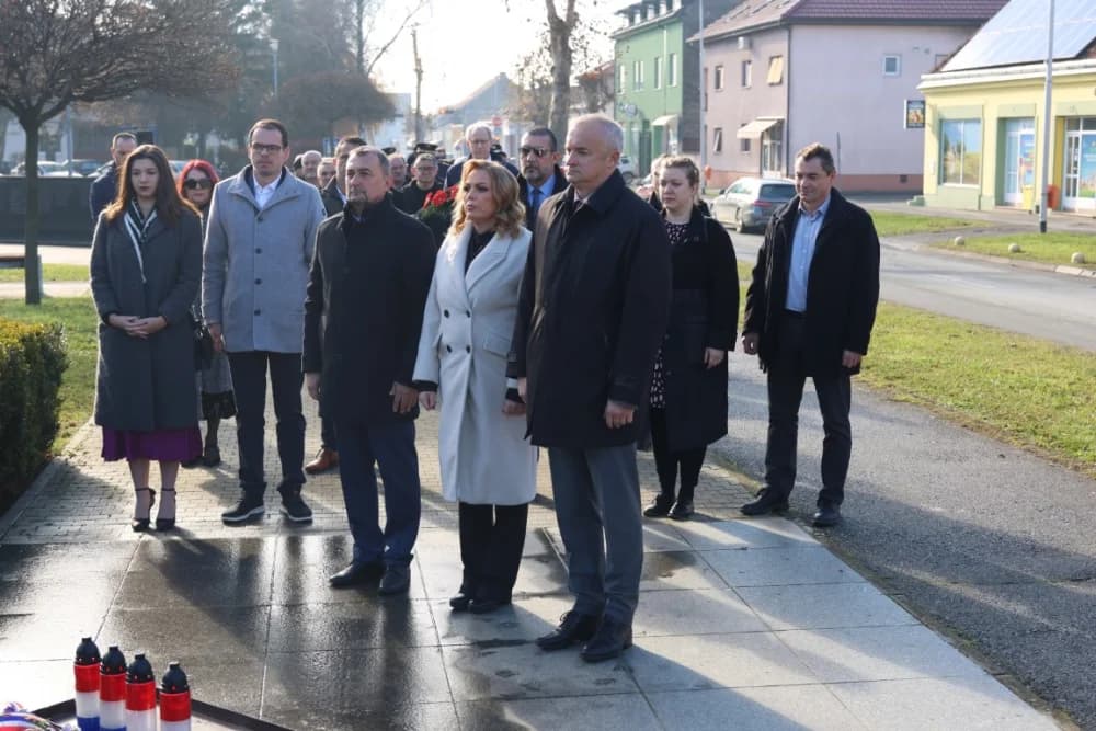 (FOTO) OBILJEŽAVANJE DANA NOVE GRADIŠKE: Položeni vijenci i zapaljene svijeće kod spomen obilježja na Trgu dr. Franje Tuđmana