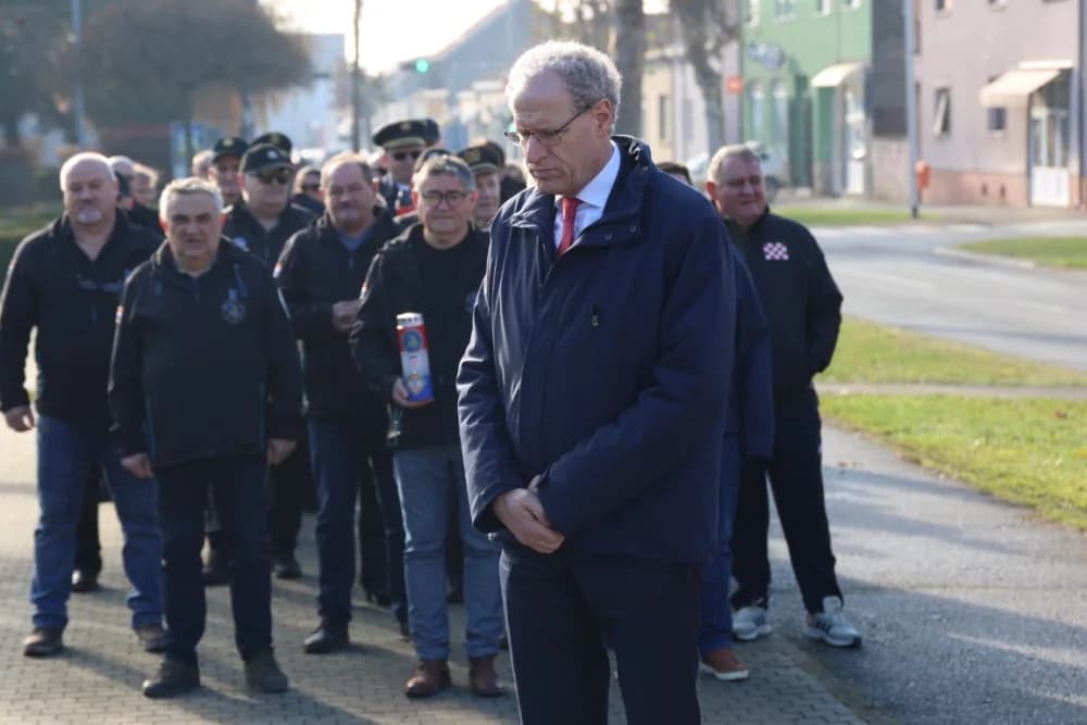 (FOTO) OBILJEŽAVANJE DANA NOVE GRADIŠKE: Položeni vijenci i zapaljene svijeće kod spomen obilježja na Trgu dr. Franje Tuđmana