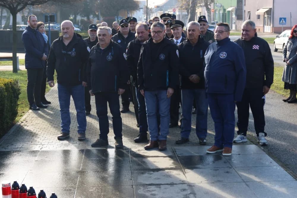 (FOTO) OBILJEŽAVANJE DANA NOVE GRADIŠKE: Položeni vijenci i zapaljene svijeće kod spomen obilježja na Trgu dr. Franje Tuđmana