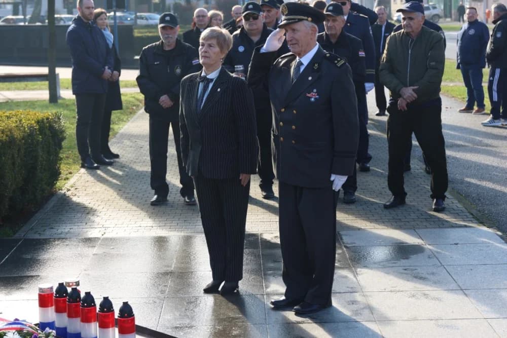 (FOTO) OBILJEŽAVANJE DANA NOVE GRADIŠKE: Položeni vijenci i zapaljene svijeće kod spomen obilježja na Trgu dr. Franje Tuđmana