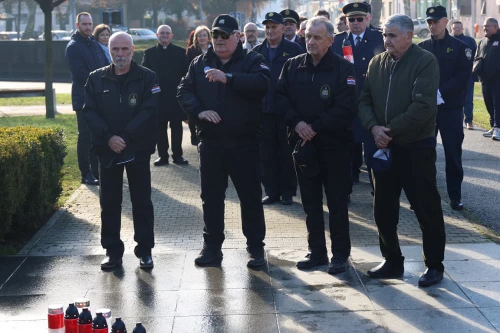 (FOTO) OBILJEŽAVANJE DANA NOVE GRADIŠKE: Položeni vijenci i zapaljene svijeće kod spomen obilježja na Trgu dr. Franje Tuđmana