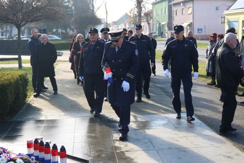 (FOTO) OBILJEŽAVANJE DANA NOVE GRADIŠKE: Položeni vijenci i zapaljene svijeće kod spomen obilježja na Trgu dr. Franje Tuđmana