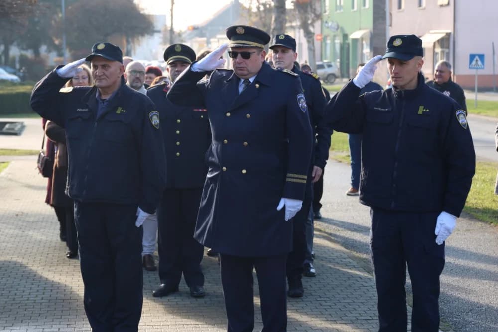 (FOTO) OBILJEŽAVANJE DANA NOVE GRADIŠKE: Položeni vijenci i zapaljene svijeće kod spomen obilježja na Trgu dr. Franje Tuđmana