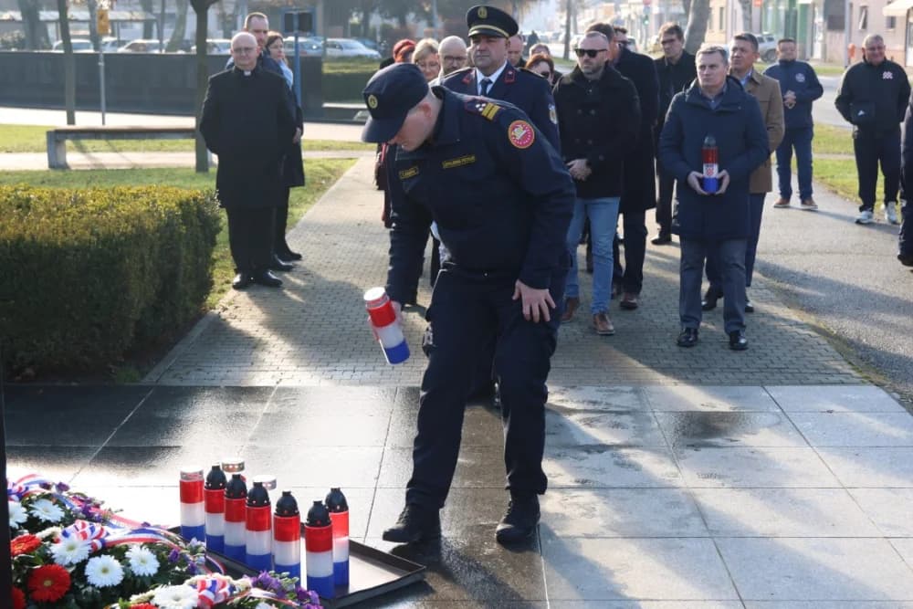 (FOTO) OBILJEŽAVANJE DANA NOVE GRADIŠKE: Položeni vijenci i zapaljene svijeće kod spomen obilježja na Trgu dr. Franje Tuđmana