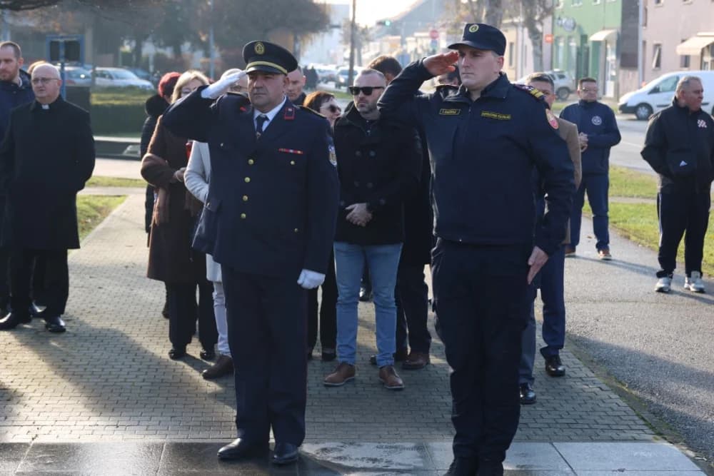 (FOTO) OBILJEŽAVANJE DANA NOVE GRADIŠKE: Položeni vijenci i zapaljene svijeće kod spomen obilježja na Trgu dr. Franje Tuđmana