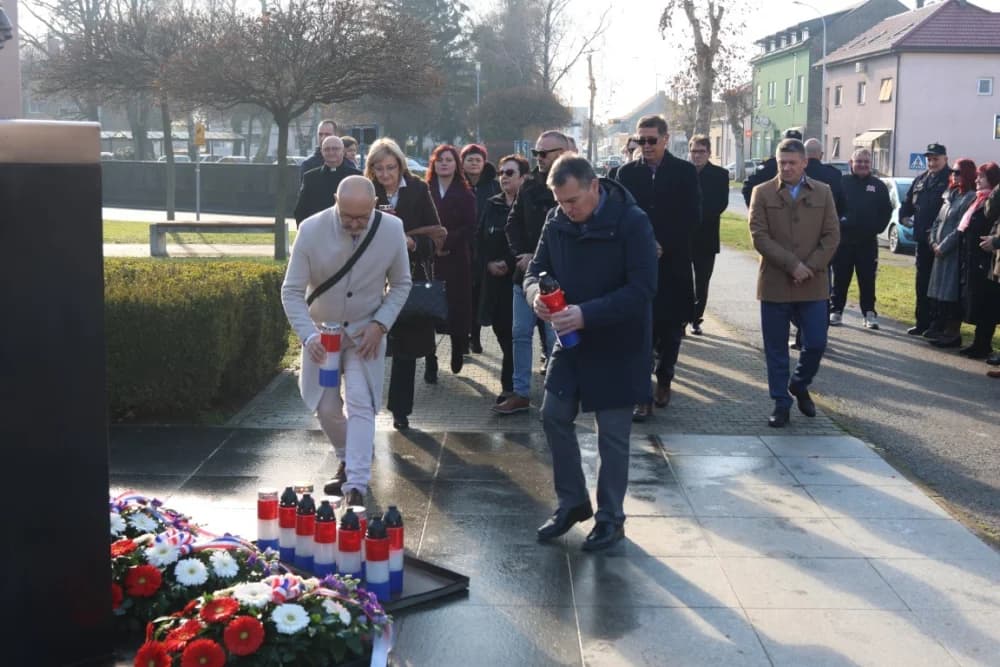 (FOTO) OBILJEŽAVANJE DANA NOVE GRADIŠKE: Položeni vijenci i zapaljene svijeće kod spomen obilježja na Trgu dr. Franje Tuđmana