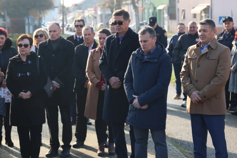 (FOTO) OBILJEŽAVANJE DANA NOVE GRADIŠKE: Položeni vijenci i zapaljene svijeće kod spomen obilježja na Trgu dr. Franje Tuđmana
