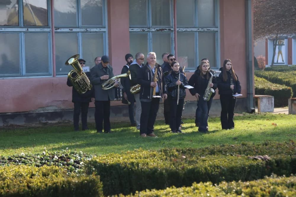 (FOTO) OBILJEŽAVANJE DANA NOVE GRADIŠKE: Položeni vijenci i zapaljene svijeće kod spomen obilježja na Trgu dr. Franje Tuđmana