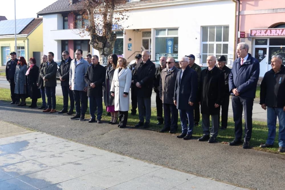 (FOTO) OBILJEŽAVANJE DANA NOVE GRADIŠKE: Položeni vijenci i zapaljene svijeće kod spomen obilježja na Trgu dr. Franje Tuđmana
