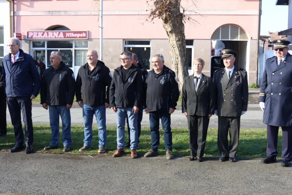 (FOTO) OBILJEŽAVANJE DANA NOVE GRADIŠKE: Položeni vijenci i zapaljene svijeće kod spomen obilježja na Trgu dr. Franje Tuđmana