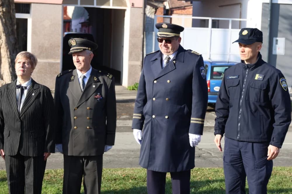 (FOTO) OBILJEŽAVANJE DANA NOVE GRADIŠKE: Položeni vijenci i zapaljene svijeće kod spomen obilježja na Trgu dr. Franje Tuđmana