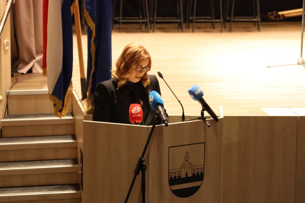 SVEČANA SJEDNICA GRADSKOG VIJEĆA N. GRADIŠKE: ʼRiješili smo se i posljednjeg kredita kojeg smo naslijedili - više nismo zadužen gradʼ