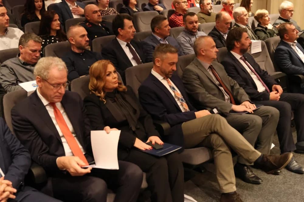 SVEČANA SJEDNICA GRADSKOG VIJEĆA N. GRADIŠKE: ʼRiješili smo se i posljednjeg kredita kojeg smo naslijedili - više nismo zadužen gradʼ