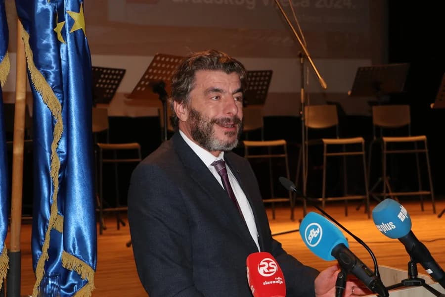 SVEČANA SJEDNICA GRADSKOG VIJEĆA N. GRADIŠKE: ʼRiješili smo se i posljednjeg kredita kojeg smo naslijedili - više nismo zadužen gradʼ