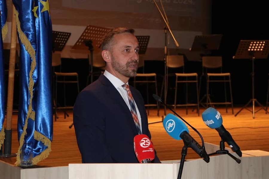 SVEČANA SJEDNICA GRADSKOG VIJEĆA N. GRADIŠKE: ʼRiješili smo se i posljednjeg kredita kojeg smo naslijedili - više nismo zadužen gradʼ