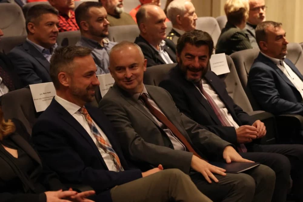 SVEČANA SJEDNICA GRADSKOG VIJEĆA N. GRADIŠKE: ʼRiješili smo se i posljednjeg kredita kojeg smo naslijedili - više nismo zadužen gradʼ