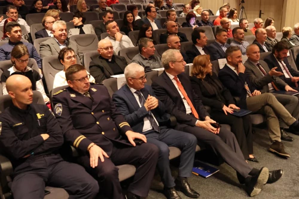 SVEČANA SJEDNICA GRADSKOG VIJEĆA N. GRADIŠKE: ʼRiješili smo se i posljednjeg kredita kojeg smo naslijedili - više nismo zadužen gradʼ