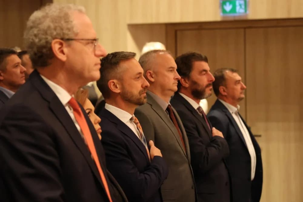 SVEČANA SJEDNICA GRADSKOG VIJEĆA N. GRADIŠKE: ʼRiješili smo se i posljednjeg kredita kojeg smo naslijedili - više nismo zadužen gradʼ