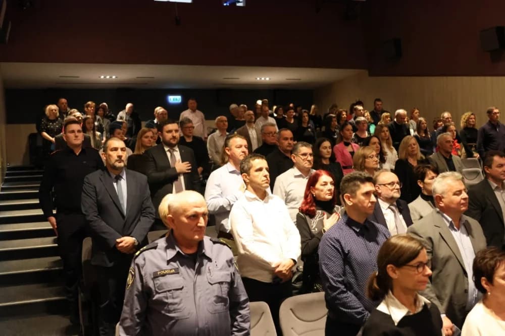 SVEČANA SJEDNICA GRADSKOG VIJEĆA N. GRADIŠKE: ʼRiješili smo se i posljednjeg kredita kojeg smo naslijedili - više nismo zadužen gradʼ