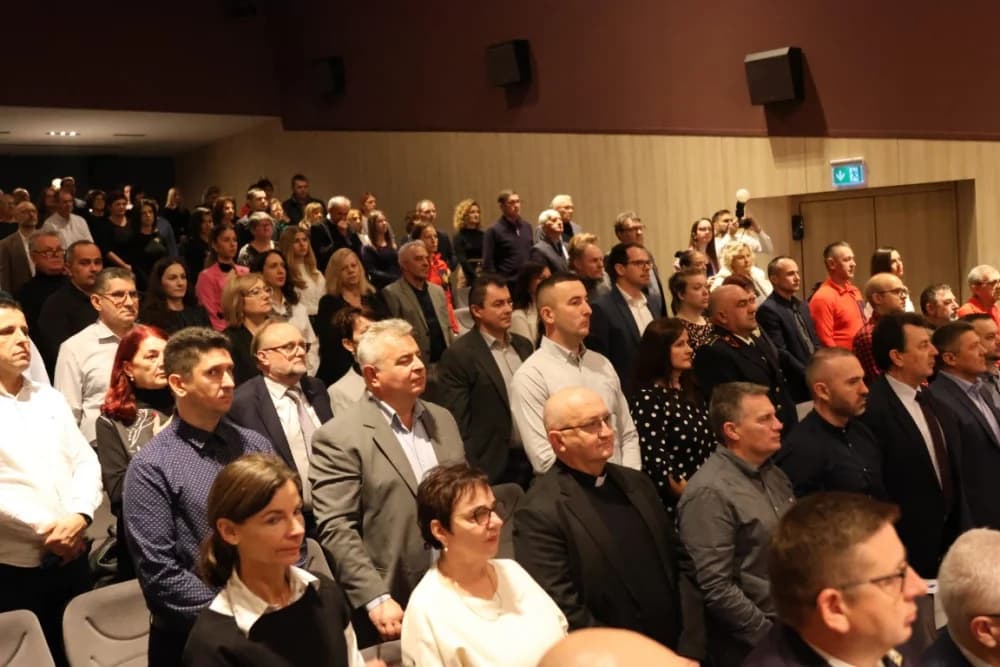 SVEČANA SJEDNICA GRADSKOG VIJEĆA N. GRADIŠKE: ʼRiješili smo se i posljednjeg kredita kojeg smo naslijedili - više nismo zadužen gradʼ