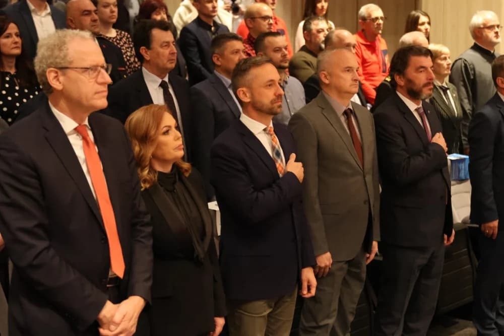 SVEČANA SJEDNICA GRADSKOG VIJEĆA N. GRADIŠKE: ʼRiješili smo se i posljednjeg kredita kojeg smo naslijedili - više nismo zadužen gradʼ