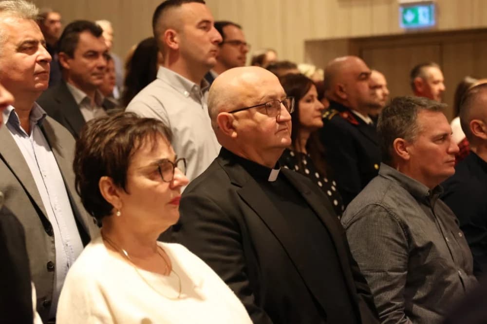 SVEČANA SJEDNICA GRADSKOG VIJEĆA N. GRADIŠKE: ʼRiješili smo se i posljednjeg kredita kojeg smo naslijedili - više nismo zadužen gradʼ