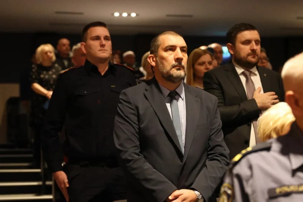 SVEČANA SJEDNICA GRADSKOG VIJEĆA N. GRADIŠKE: ʼRiješili smo se i posljednjeg kredita kojeg smo naslijedili - više nismo zadužen gradʼ