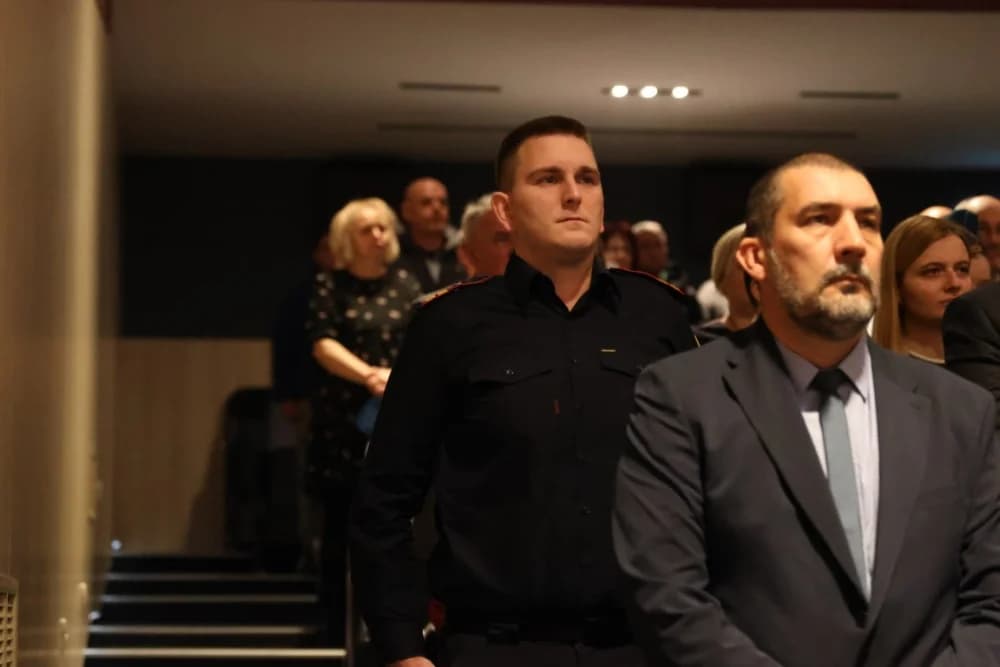 SVEČANA SJEDNICA GRADSKOG VIJEĆA N. GRADIŠKE: ʼRiješili smo se i posljednjeg kredita kojeg smo naslijedili - više nismo zadužen gradʼ