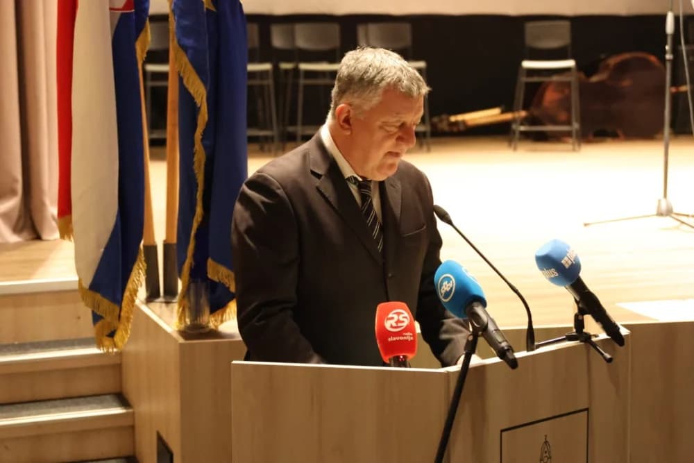 SVEČANA SJEDNICA GRADSKOG VIJEĆA N. GRADIŠKE: ʼRiješili smo se i posljednjeg kredita kojeg smo naslijedili - više nismo zadužen gradʼ