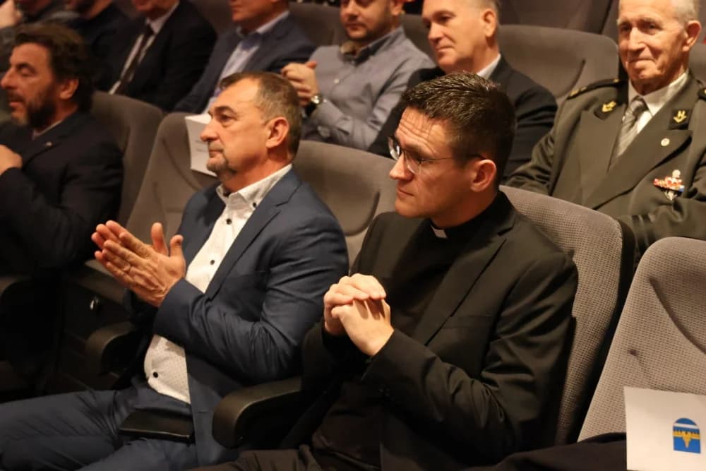 SVEČANA SJEDNICA GRADSKOG VIJEĆA N. GRADIŠKE: ʼRiješili smo se i posljednjeg kredita kojeg smo naslijedili - više nismo zadužen gradʼ
