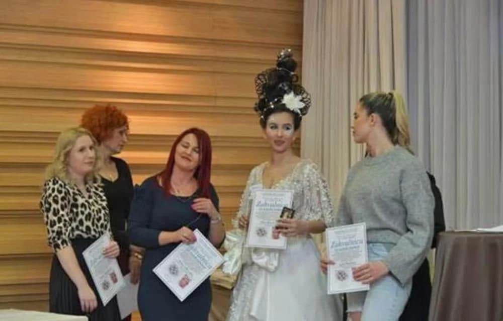 Učenice Obrtničko-tehničke škole Sl. Brod sudjelovale na izboru najljepše Adventske frizure svijeta