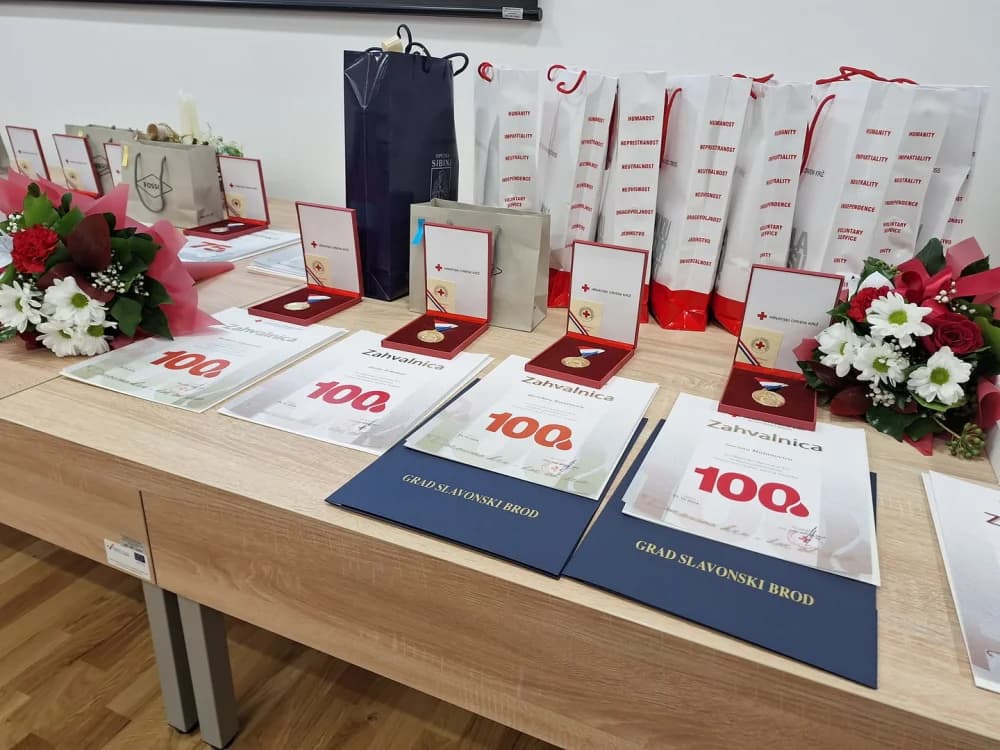 Održana dodjela priznanja višestrukim dobrovoljnim davateljima krvi u Sl. Brodu
