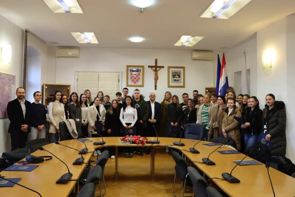 Ovo su brodski studenti koji su dobili stipendiju od 200 eura