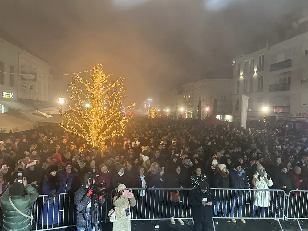Spektakularan doček Nove godine: Nina Badrić i TS Evergreen rasplesali Brođane