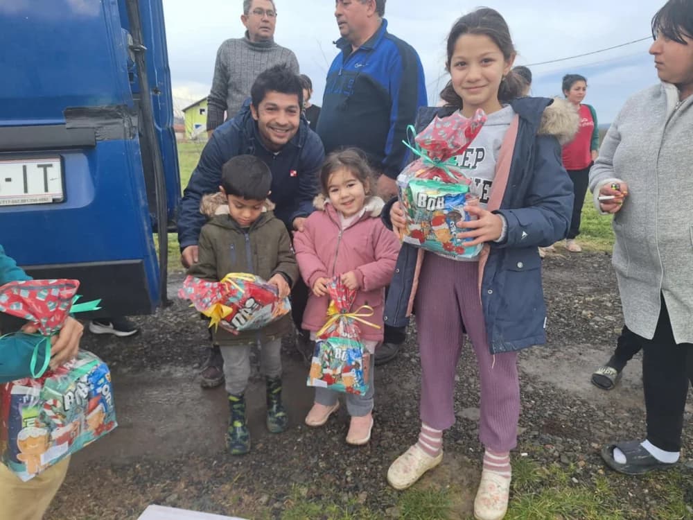 Veselje u Naselju Josip Rimac, podijeljeni novogodišnji poklon paketi
