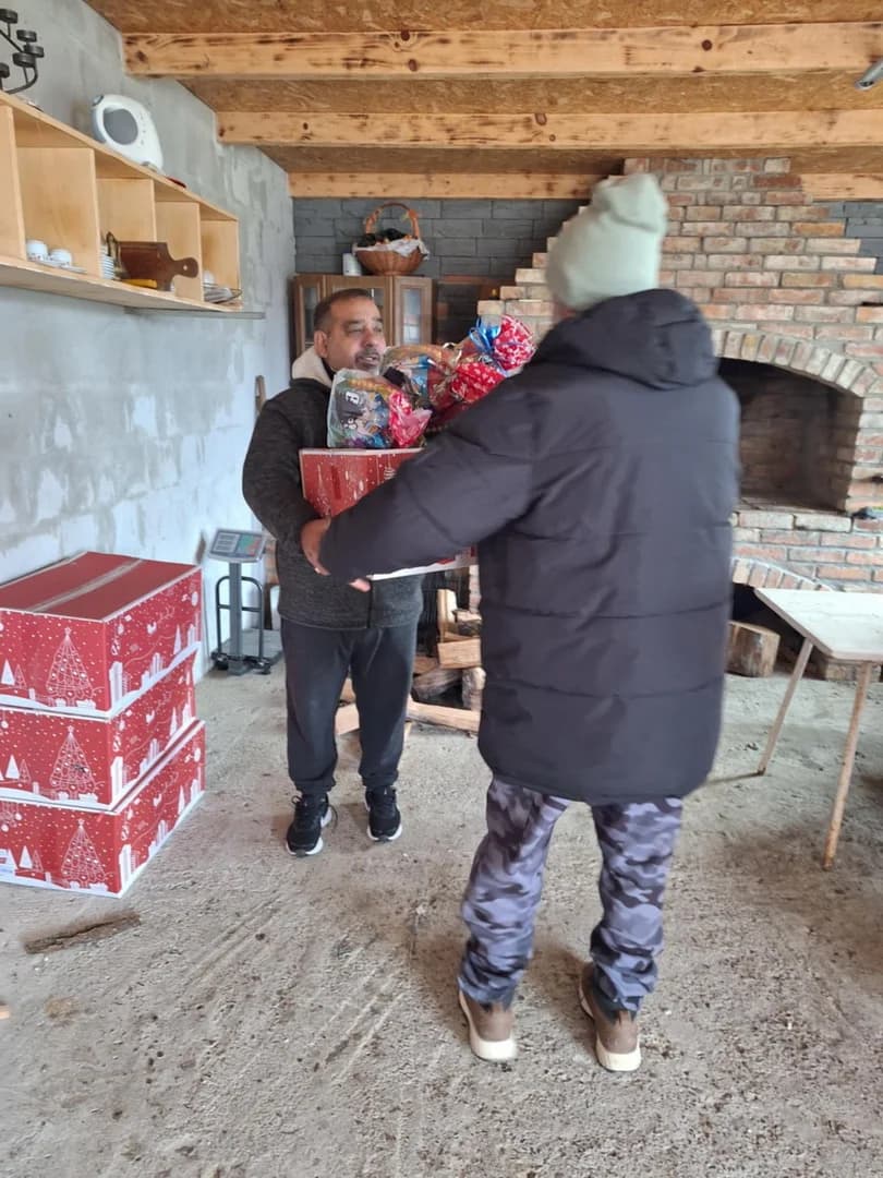 Veselje u Naselju Josip Rimac, podijeljeni novogodišnji poklon paketi