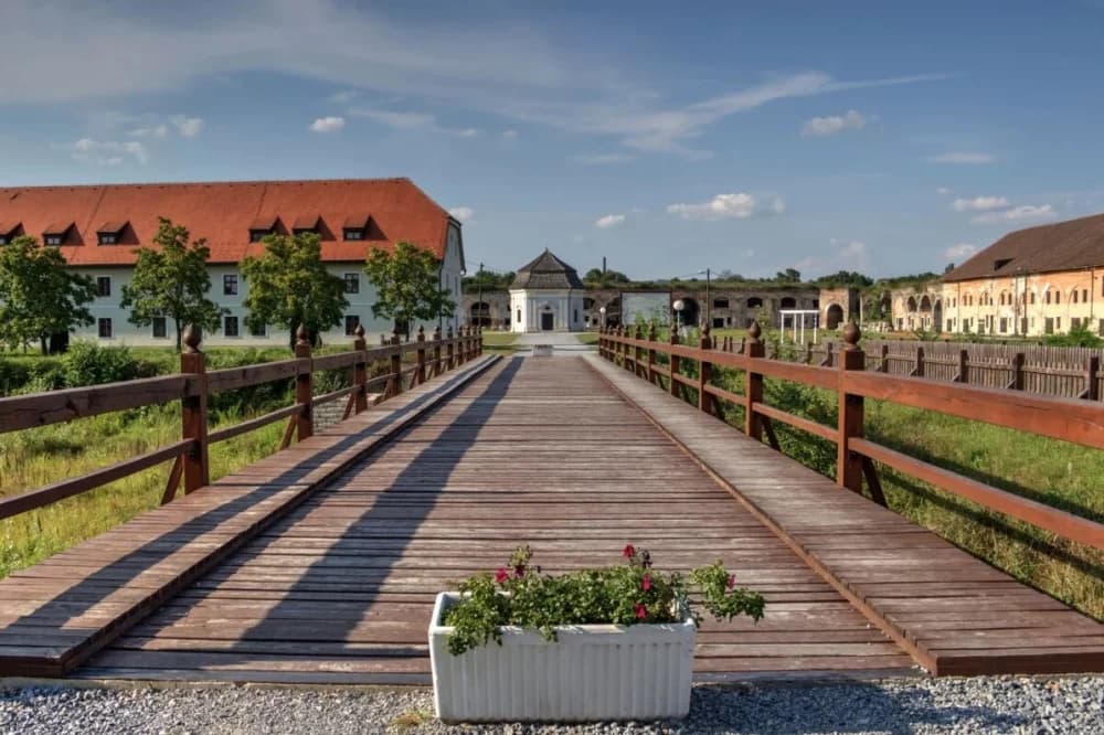 Ponosna čuvarica granice na Savi bila je nekad najveća tvrđava u Europi, a danas je puna života, sadržaja i simbol prekrasnog slavonskog grada