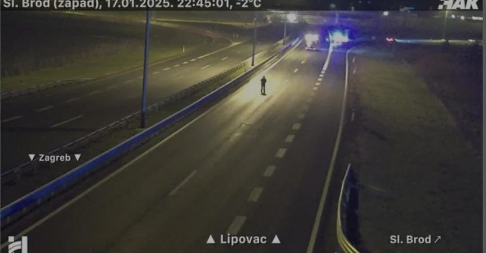 KAOS KOD SL. BRODA: Vatrogasci izvlače ozlijeđene osobe iz teške prometne nesreće