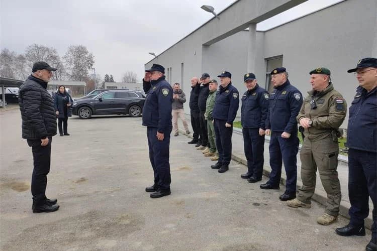 Ministar Božinović obišao državnu granicu PU brodsko-posavske: Ova i ovakva policija je, siguran sam, jedna od najučinkovitijih i najučinkovitijih u cijeloj Europskoj uniji